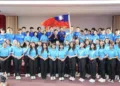 El canciller taiwanés , Lin Chia-lung, en el centro, posa con 50 "embajadores jóvenes"  que visitarán Guatemala y Belice.