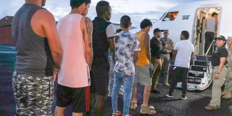 Panamá deporta a 43 migrantes irregulares colombianos