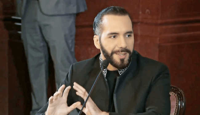 Bukele dice que no destruiría a su familia y su legado por dinero tras denuncias en medios por compras de propiedades