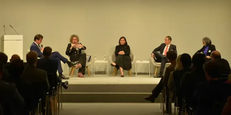 La ministra de Economía de Guatemala, Gabriela García (segunda desde la izqda.), durante su participación en el Día de América Latina en Hamburgo, Alemania.