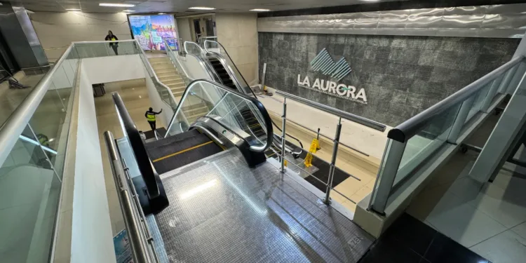 Instalan las gradas eléctricas y elevadores en Aeropuerto La Aurora, pero aún no funcionan el público