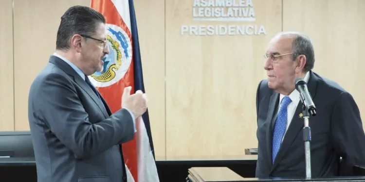 Costa Rica: presidente recrudece ataques a jerarca del Congreso y bloquea nombramiento de ministro
