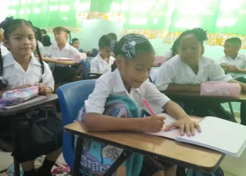 Más de 980 mil estudiantes inician el año escolar en Panamá