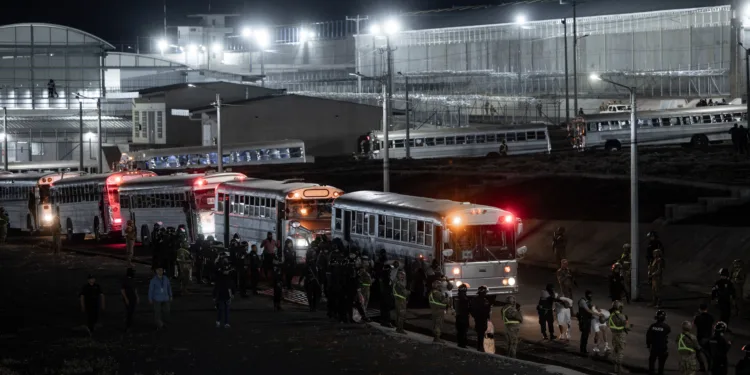 El Salvador recibe a 238 prisioneros miembros del Tren de Aragua y 23 de la MS-13 enviados por EEUU
