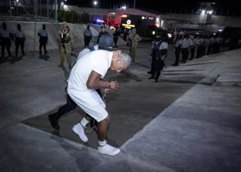El Salvador recibe a 238 prisioneros miembros del Tren de Aragua y 23 de la MS-13 enviados por EEUU