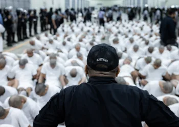 El Salvador recibe a 238 prisioneros miembros del Tren de Aragua y 23 de la MS-13 enviados por EEUU