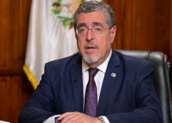 Presidente de Guatemala da marcha atrás y deroga el seguro obligatorio para vehículos