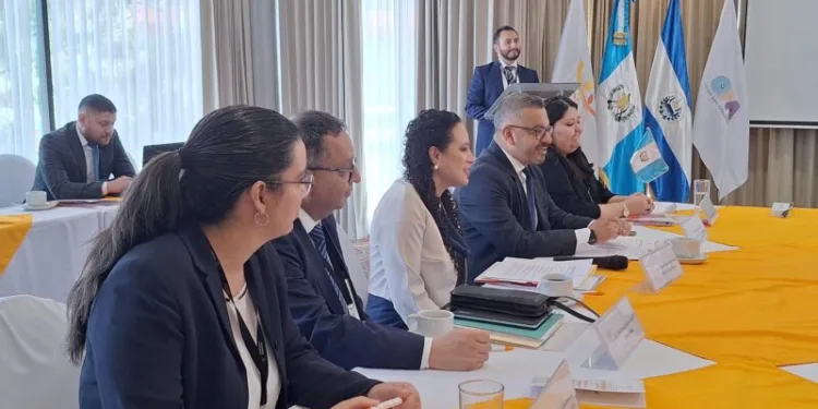Autoridades de Guatemala y El Salvador buscan reabrir adopciones internacionales