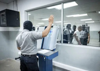 El Salvador recibe a 238 prisioneros miembros del Tren de Aragua y 23 de la MS-13 enviados por EEUU