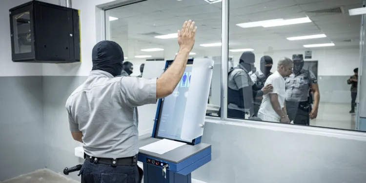 El Salvador recibe a 238 prisioneros miembros del Tren de Aragua y 23 de la MS-13 enviados por EEUU