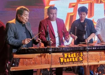 Fidel Funes (izquierda) junto a su marimba orquesta en San Antonio Aguas Calientes, Sacatepéquez, Guatemala.