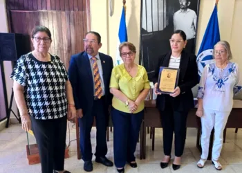 Parlacen controlado por Ortega condecora a procuradora nicaragüense sancionada por violar derechos humanos