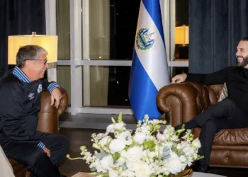 Bukele recibe al Bolillo Gómez, entrenador de la Selecta, y dice que se compromete con el fútbol