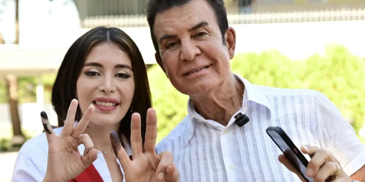 Salvador Nasralla critica las deficiencias de las primarias en Honduras y se proclama vencedor en el Partido Liberal