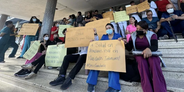 Hospital Escuela paralizado: médicos hondureños denuncian tres meses sin salario