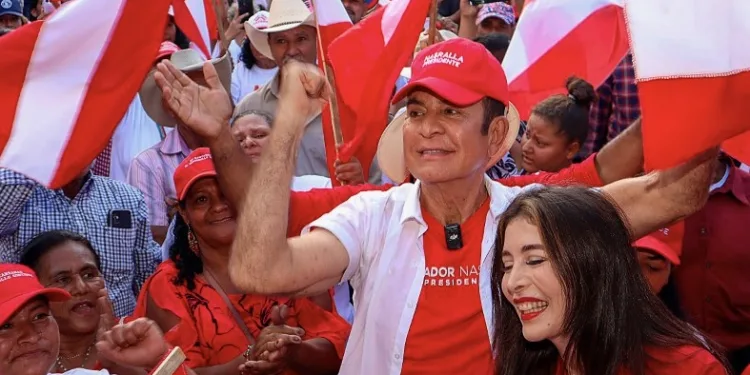 Salvador Nasralla señala a Rixi Moncada por retrasos en entrega de material electoral en las primarias hondureñas