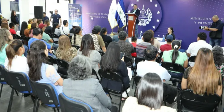 Primer grupo de trabajadores temporales salvadoreños del 2025 partirá hacia Canadá