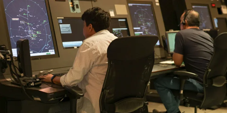 Investigan interferencias en frecuencias de aviación en Guatemala