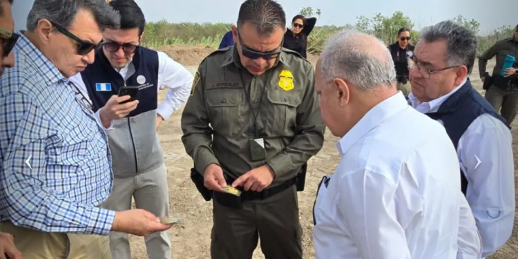 Canciller guatemalteco visita centro de detención de migrantes en Texas
