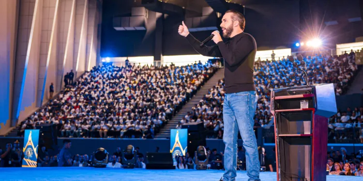 Gobierno de El Salvador lanza programa de becas generales para estudiantes