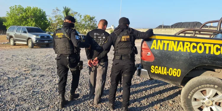 El gobierno de Arévalo es importante aliado de EEUU en lucha contra el narcotráfico, pero la corrupción sigue impactando