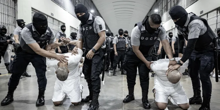 Dictador Maduro exige repatriación de migrantes venezolanos enviados a cárcel salvadoreña