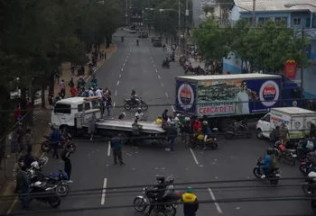 Suspenden clases presenciales en Guatemala debido a protestas y gobierno anuncia diálogo por seguro obligatorio para vehículos