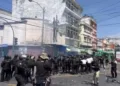 Policías guatemaltecos chocan con manifestantes anti seguro obligatorio para vehículos
