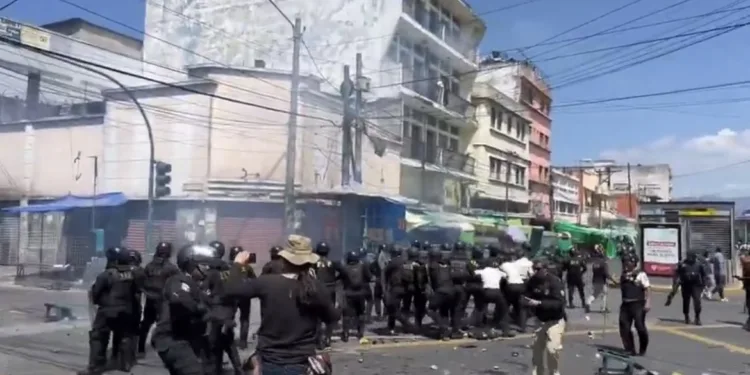 Policías guatemaltecos chocan con manifestantes anti seguro obligatorio para vehículos