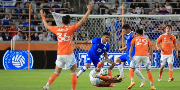 Nueva era para la selección de El Salvador inicia con derrota ante Houston Dynamo