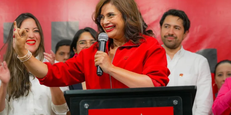 Político hondureño dice que tergiversaron sus declaraciones sobre la renuncia de su esposa, la ministra de Defensa