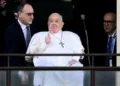 El Papa Francisco deja hospital después de 38 días de recuperación y agradece a la multitud