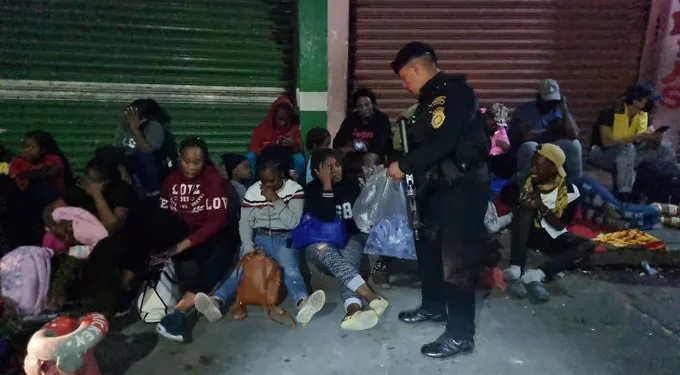 Policía de Guatemala captura a 2 presuntos coyotes que trasladaban 88 extranjeros sin documentos