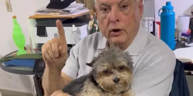 Gobierno panameño evalúa “conforme a derecho” la situación del expresidente asilado Martinelli