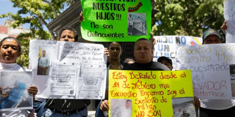 Familiares piden justicia y regreso de migrantes venezolanos encarcelados en El Salvador