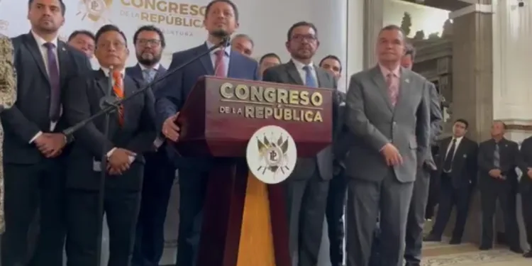Congreso de Guatemala suspende el aumento salarial a diputados tras presiones sociales