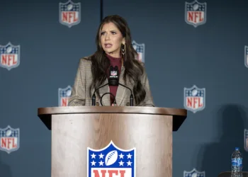 Secretaria de Seguridad de EE.UU. visitará cárcel salvadoreña en medio de polémica por deportaciones de venezolanos