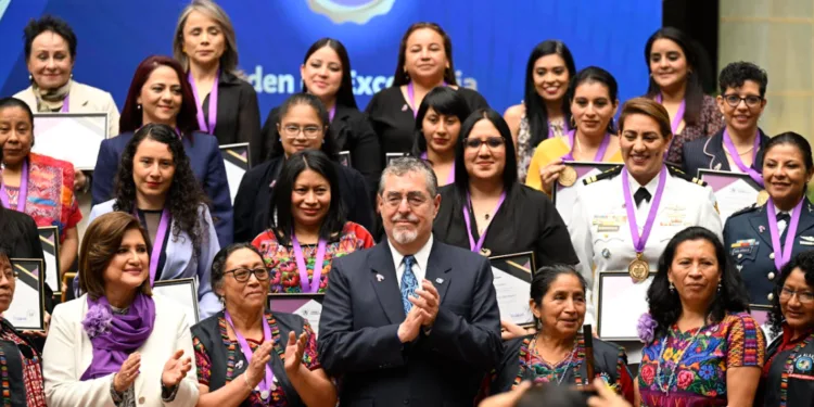 Reconocen a mujeres guatemaltecas con la Orden de Excelencia Laboral
