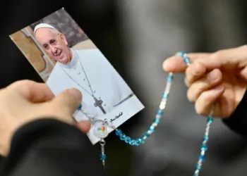 El Papa Francisco pasa una noche tranquila y envía mensaje desde el hospital