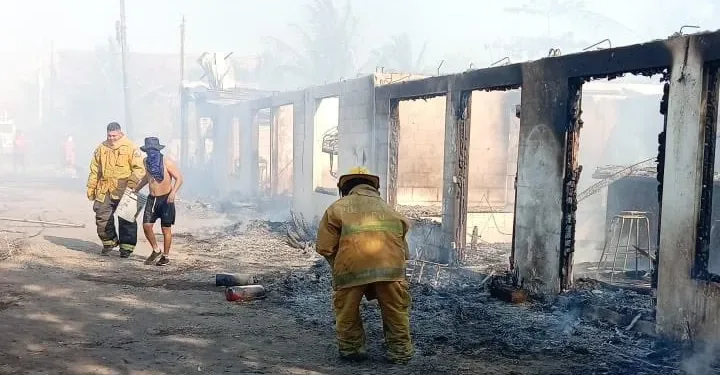 Incendio de gran magnitud arrasa con ranchos, hoteles y viviendas en playa del Pacífico en Guatemala