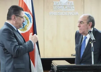 La confrontación política en Costa Rica está llegando a niveles inéditos. En la foto el presidente Rodrigo Chaves y el presidente de la Asamblea, Rodrigo Arias.