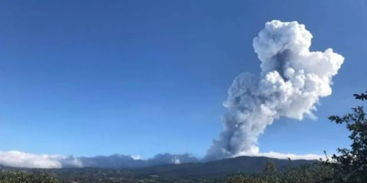 Costa Rica mantiene alerta por erupciones del volcán Poás y científicos no descartan explosión mayor