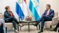 La presidenta de Honduras, Xiomara Castro, conversa con su homólogo de Paraguay, Santiago Peña, en Montevideo, Uruguay.