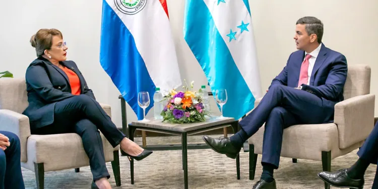 Presidenta de Honduras habla de integración con su homólogo paraguayo y visita a Pepe Mujica