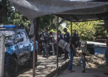 Dictadura de Nicaragua impide retorno a dos sacerdotes católicos y un pastor bautista