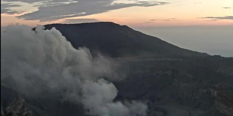 Volcán Poás mantiene actividad eruptiva con expulsión de ceniza en Costa Rica