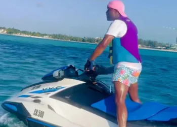 El exitoso exboxeador Floyd Mayweather Jr. sorprende con su visita a Roatán, Honduras