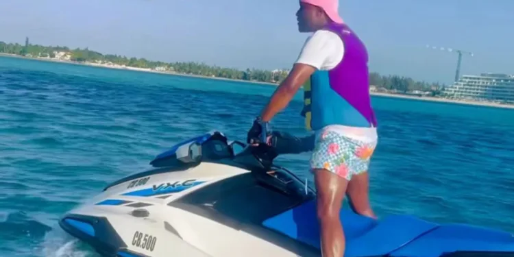 El exitoso exboxeador Floyd Mayweather Jr. sorprende con su visita a Roatán, Honduras
