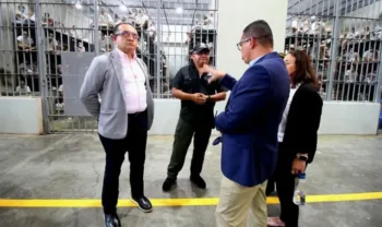 Ministro de Justicia y Paz de Costa Rica visita la megacárcel salvadoreña