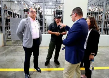 Ministro de Justicia y Paz de Costa Rica visita la megacárcel salvadoreña